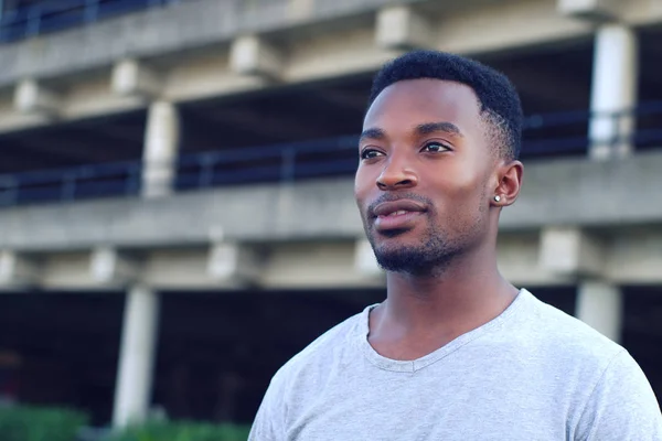 Joven africano hombre alrededor de veinte al aire libre retrato deportivo —  Fotos de Stock