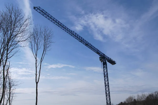 Mavi gökyüzü inşaat site makinesi vinç — Stok fotoğraf