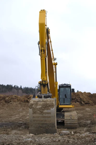 Escavadeira escavador amarelo grande equipamento máquina do local de construção — Fotografia de Stock