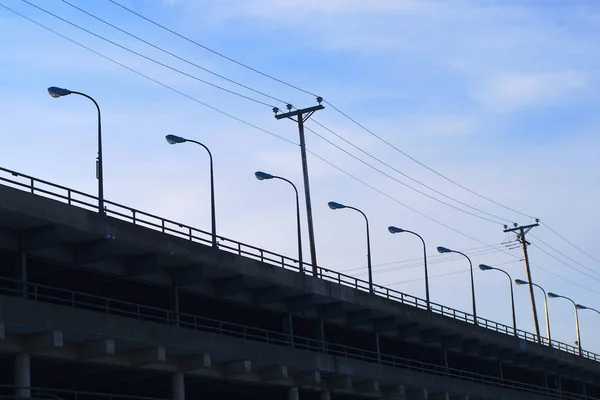 Пол бетонная автостоянка огни ряд электрической линии — стоковое фото