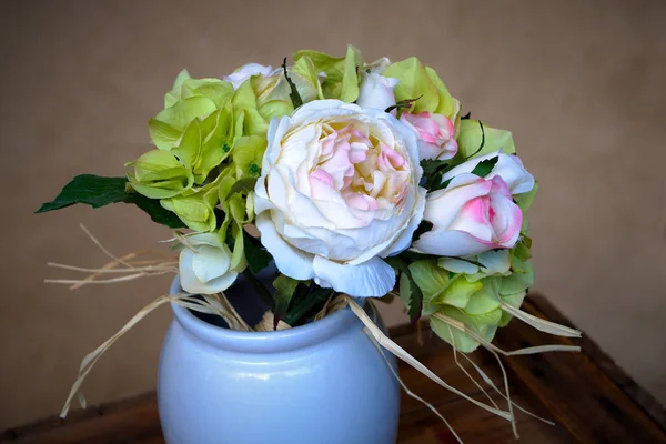 Blom Kruka Med Konstgjorda Blommor Ett Bord Vitt Och Rosa — Stockfoto