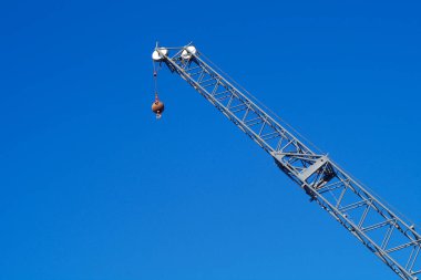 mavi gökyüzü kanca kaldırma ekipmanları inşaat sektöründe vinç