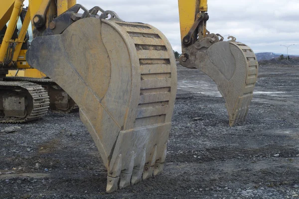 Excavadora amarilla sitio de construcción tractor industria pesada pala mecánica primer plano —  Fotos de Stock
