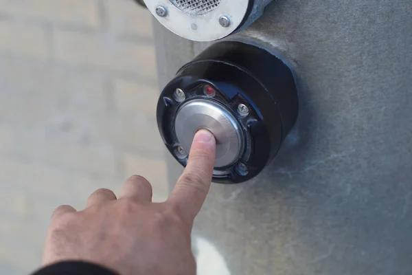 Voetganger wachten om de straat te kruisen duwen lichtknop — Stockfoto