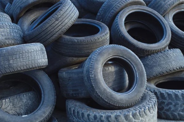 lastikler geri dönüşüm dökümü atık eski kauçuk otomobil atık yığını