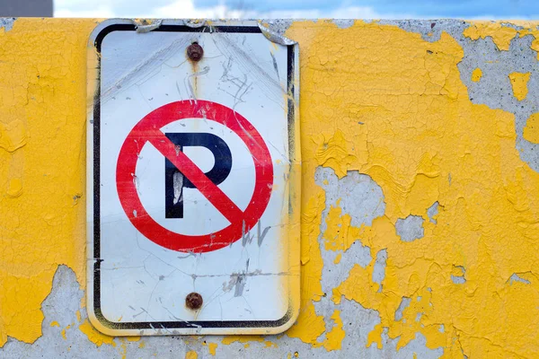 Nenhum estacionamento pintura escalonada de concreto amarelo proibido — Fotografia de Stock