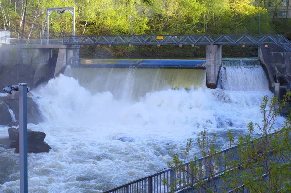 Elektriciteitscentrale waterkrachtcentrale dam rivier structuur hernieuwbare energie — Stockfoto