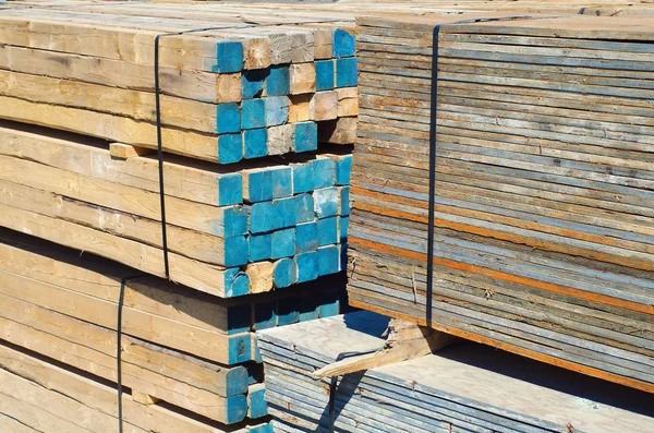 Древесина конструкции деревянной стеллажной фанеры кучи материала доски — стоковое фото