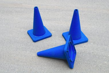 inşaat arka plan altında trafik konileri web sitesi