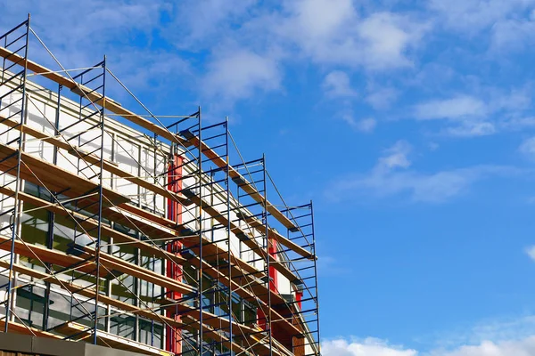 Byggnadsställningar under byggnads byggnad exteriör restaurering byggnadsställning struktur — Stockfoto