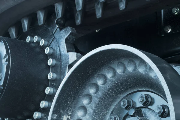 Zahnradgetriebemechaniker macht industrielle Motorentechnik zur Teamarbeit — Stockfoto