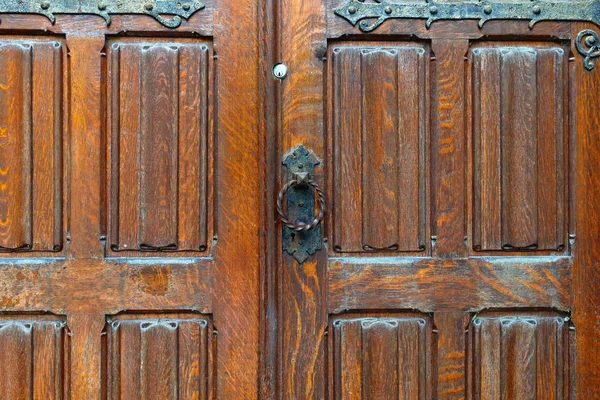 ประตูไม้ล็อคปิดไม้เนื้อแข็งโบราณสถาปัตยกรรมยุคกลางโบราณ — ภาพถ่ายสต็อก