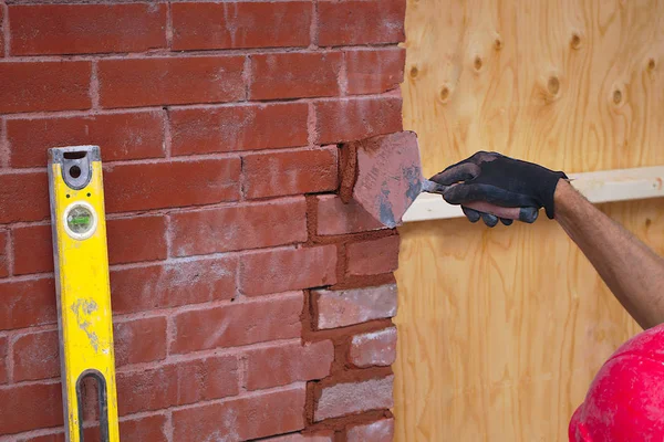 Maçon construction brique mur constructeur travailleur maçonnerie béton outil — Photo