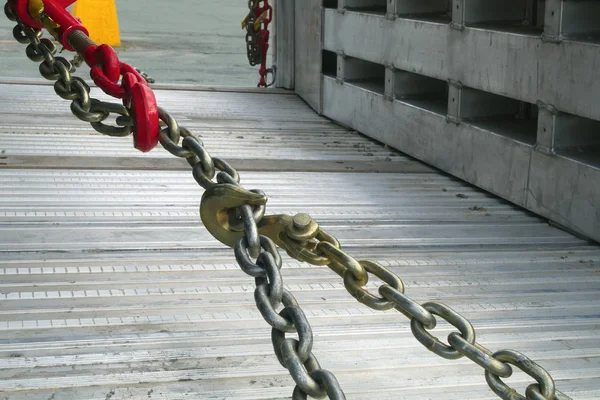 Çekme ekipmanları kanca güçlü kablo metal zincir güvenlik yardımı — Stok fotoğraf