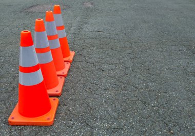inşaat asfalt yol altında turuncu trafik konileri