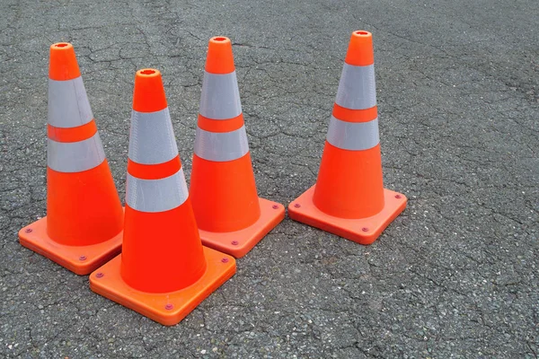 Im Bau orange Verkehrskegel asphaltierte Straße Webseite — Stockfoto