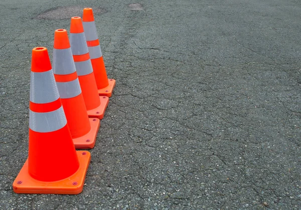 Pomarańczowe szyszki drogowe w budowie asfaltu drogowego — Zdjęcie stockowe
