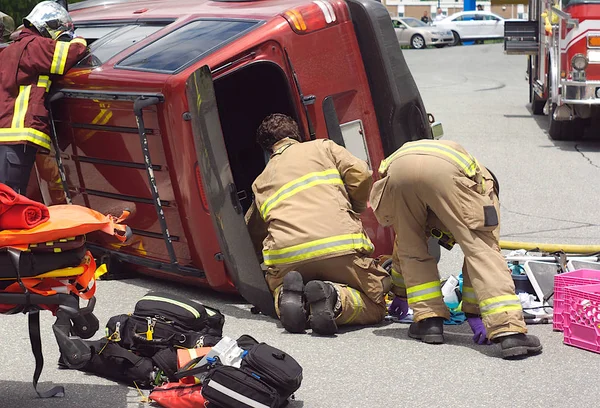 Araba kaza kaza çarpışma acil durum ekibi yaralanma 