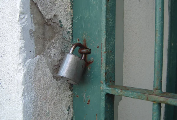挂锁绿色金属门安全围栏安全锁保护 — 图库照片