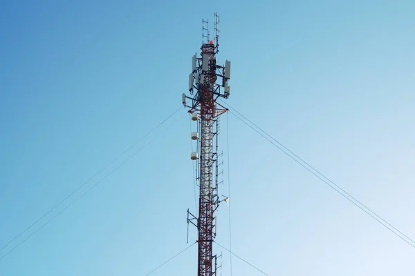 Antenne communicatie toren mobiele telefoon draadloze netwerk Radio technologie — Stockfoto