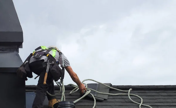 Roof repair construction worker roofer man roofing security rope — Stock Photo, Image