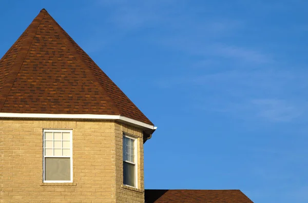Домашняя коричневая крыша современного многоквартирного дома — стоковое фото