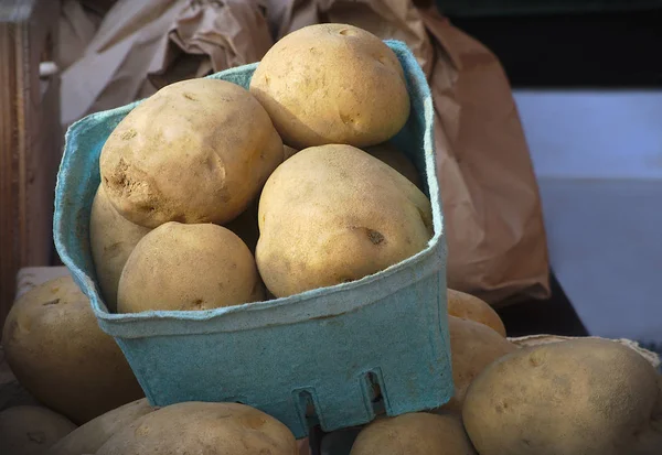 Canasta de patata comida vegetariana verduras ecológicas agricultura cosecha —  Fotos de Stock