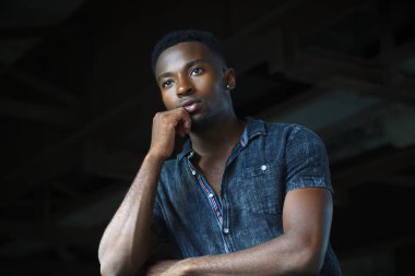 Düşünceli, düşünceli, endişeli, düşünceli genç adam.