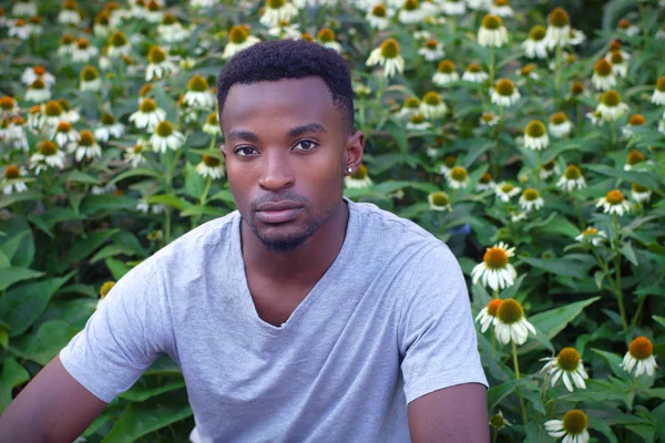 Joven africano hombre retrato flor fondo rural estilo de vida jardín —  Fotos de Stock