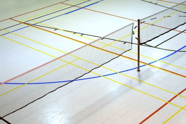 Spor salonunun içinde badminton ağı beyaz zemin çizgileri oyun alanı 