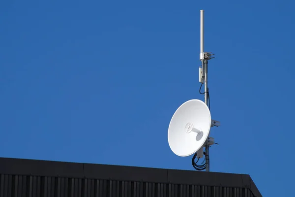 Parabolische satellietsignaalontvanger voor telecommunicatieantennes — Stockfoto