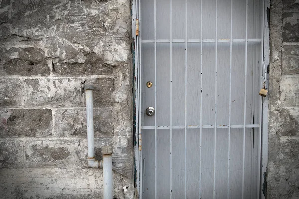 Puerta Metal Bloqueo Seguridad Rejilla Cárcel Ladrillos Hormigón Gris —  Fotos de Stock