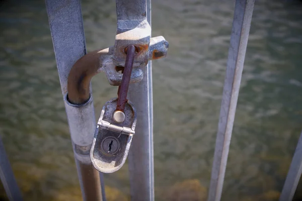 Asma Kilit Metal Kapı Göl Güvenliği — Stok fotoğraf