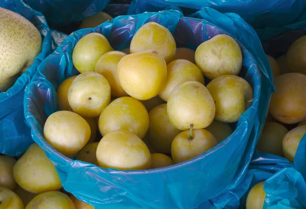 Pequenas Maçãs Amarelas Uma Cesta Mercado — Fotografia de Stock