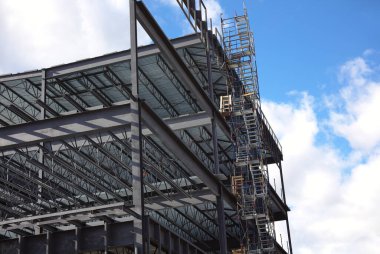 Metal kirişler inşaat kulesi