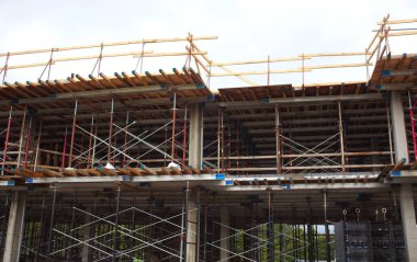 İnşaat metal kirişleri altında bina