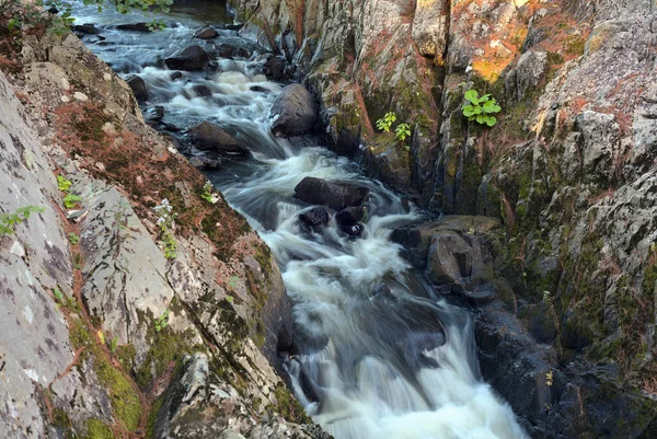 Cachoeira Nas Montanhas Rochas Castanhas Forte — Fotografia de Stock