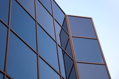 Cam bina köşesi mavi pencereler gökdelen iş bürosu