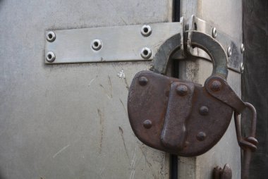 Antika asma kilit paslı metal kapı kilidi 