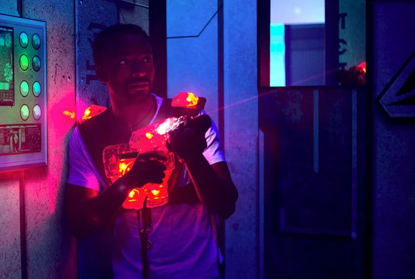 Eğlence Merkezinde Lazer Silahı Tutan Oyuncu Oyun Oynuyor — Stok fotoğraf