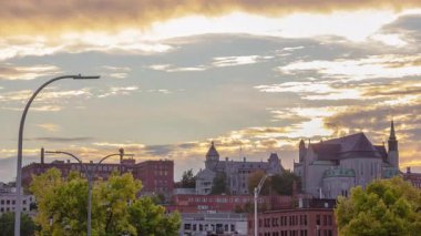 Sherbrooke Şehir Merkezi Katedrali Sunset 'te dramatik Bulutlu Gökyüzü Şehri