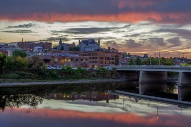 Gün batımında Sherbrooke şehir merkezindeki gökyüzü Saint Franois Nehri 'ne yansıyan renkli bulutlarla dolu. Quebec sahili manzarası turizm, seyahat kampanyaları ve doğu şehirleri projeleri için ideal.