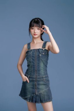 Gözlüklü zeki bir Asyalı öğrenci, online kurs öneriyor ya da sunuyor. E-öğrenim, dijital eğitim ya da Webinar promosyonları için. Pozitif sonuçlar ve memnuniyet gösteriyor.