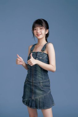 Gözlüklü zeki bir Asyalı öğrenci, online kurs öneriyor ya da sunuyor. E-öğrenim, dijital eğitim ya da Webinar promosyonları için. Pozitif sonuçlar ve memnuniyet gösteriyor.