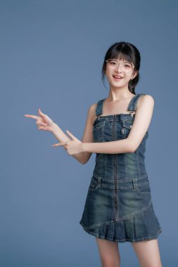 Gözlüklü zeki bir Asyalı öğrenci, online kurs öneriyor ya da sunuyor. E-öğrenim, dijital eğitim ya da Webinar promosyonları için. Pozitif sonuçlar ve memnuniyet gösteriyor.