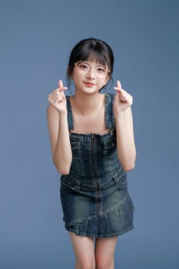 Gözlüklü zeki bir Asyalı öğrenci, online kurs öneriyor ya da sunuyor. E-öğrenim, dijital eğitim ya da Webinar promosyonları için. Pozitif sonuçlar ve memnuniyet gösteriyor.