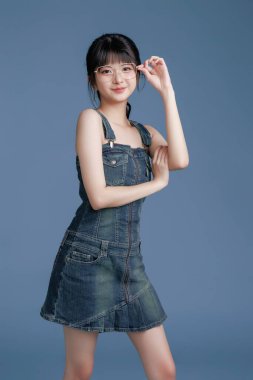 Gözlüklü zeki bir Asyalı öğrenci, online kurs öneriyor ya da sunuyor. E-öğrenim, dijital eğitim ya da Webinar promosyonları için. Pozitif sonuçlar ve memnuniyet gösteriyor.