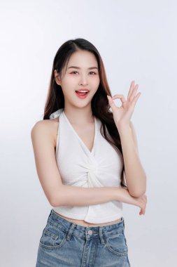 Mükemmel, parlak ciltli genç bir Asyalı kadının güzel portresi. Cilt bakım ürünleri, nemlendiriciler, serumlar veya günlük yüz bakımı. Kozmetik konsepti. Beyaz bir arkaplanda izole edilmiş.