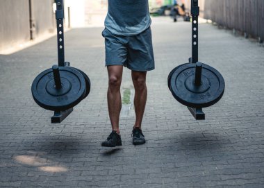 Atletik insanlar açık spor ortamında çalışma dışarı. 