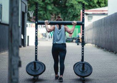 Atletik insanlar açık spor ortamında çalışma dışarı. 